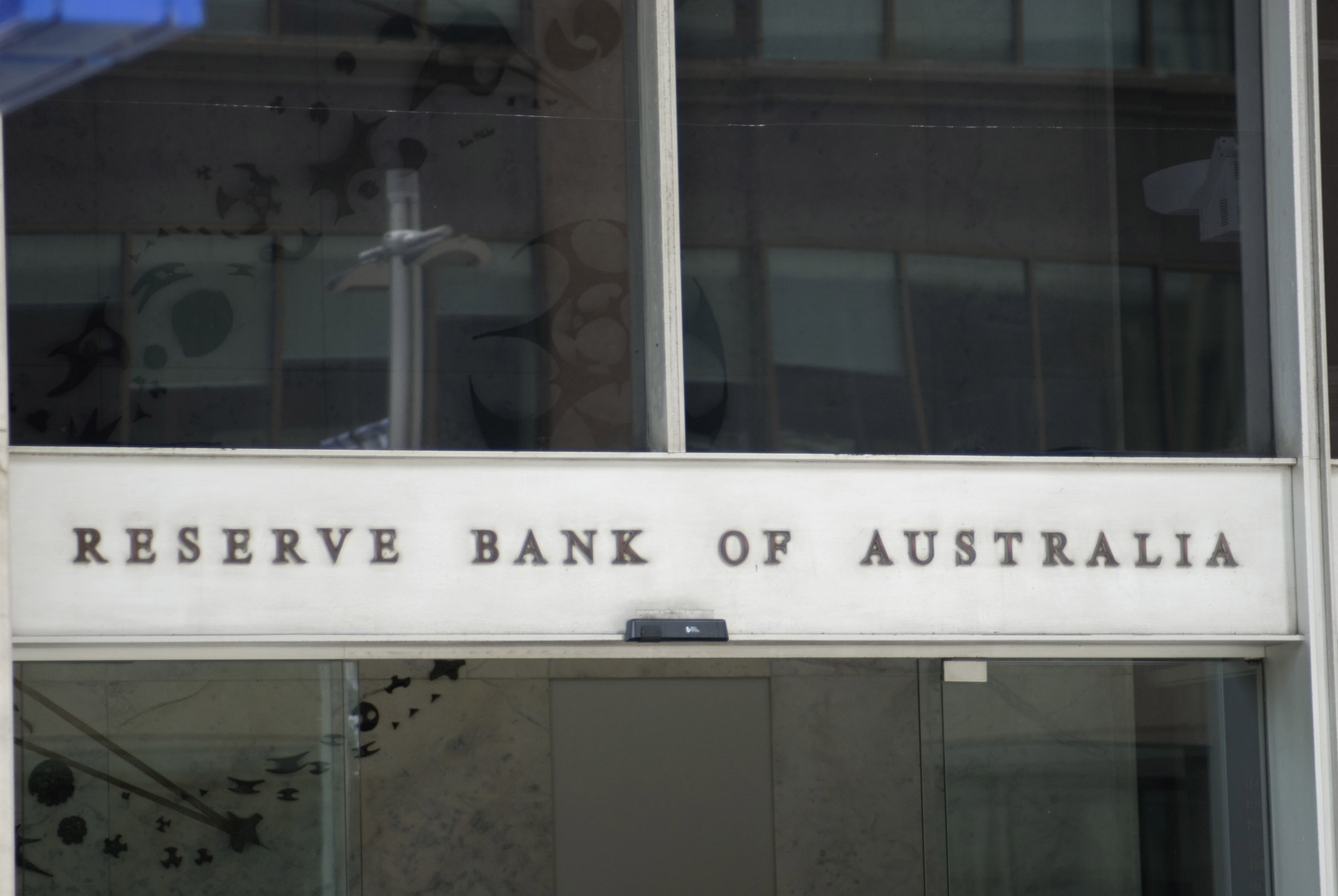 Aussie shrugs off RBA minutes, weak consumer confidence